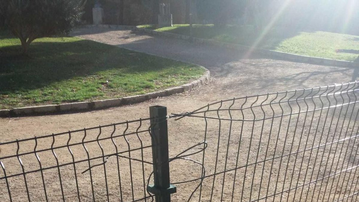 Imagen de una valla rota al pipi-can del Campo de Marte.