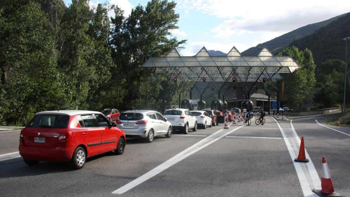 Varios vehículos parados justo delante de la frontera del río Runer entre Cataluña y Andorra.