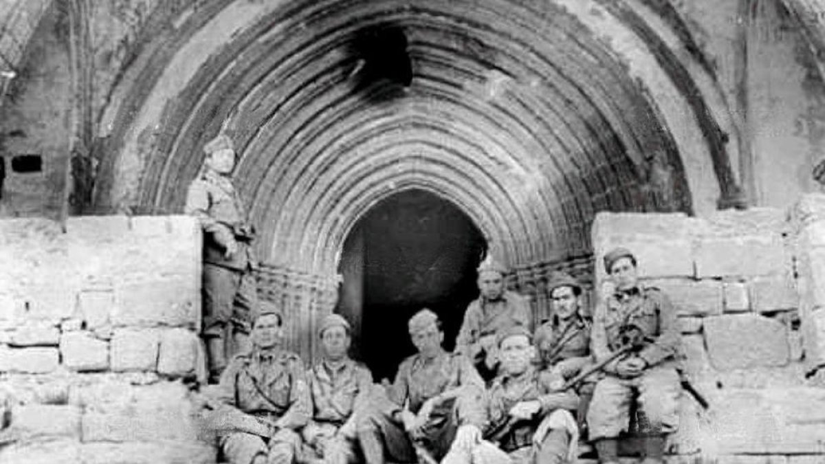 Els soldats de la Divisió Littorio a les portes del Convent de la Mare de Déu dels Àngels d'Horta de Sant Joan.