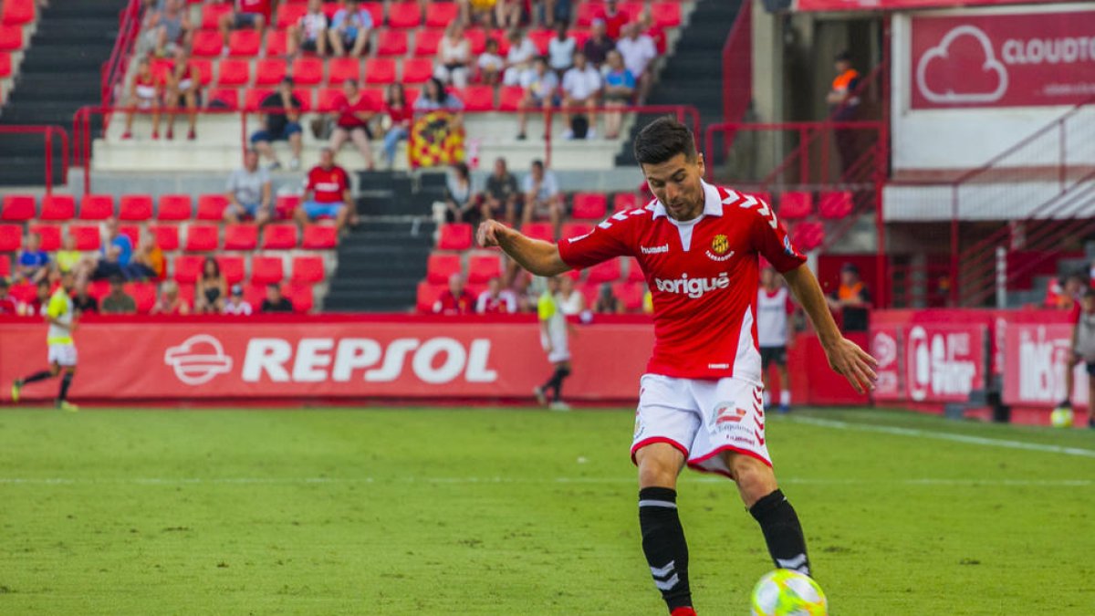 Bonilla intenta una centrada en el Nàstic-Llagostera