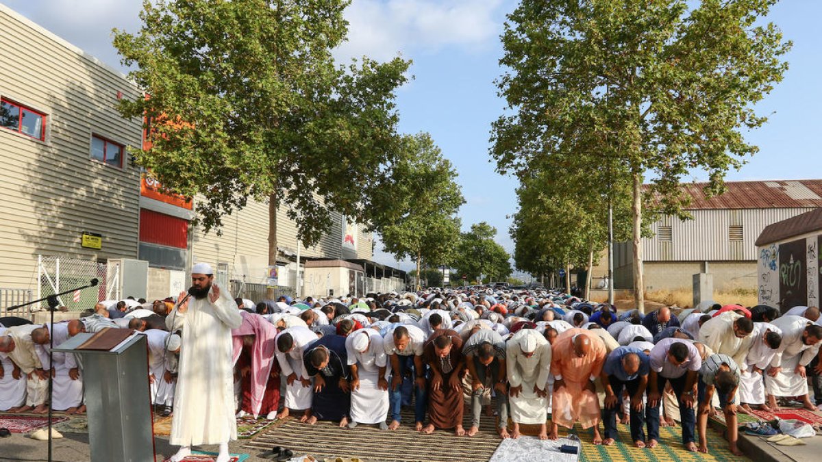 En la calle Tolerància se colocaron alfombras para generar un espacio adicional por el 'Eid Al-Adha'.