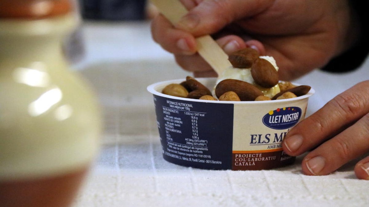 Primer plano de uno de los postres 'Els Músics' a punto de ser consumido.