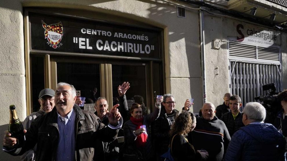 Imatge d'alguns membres de l'associació reusenca el Centro Aragonés Cachirulo celebrant el premi.