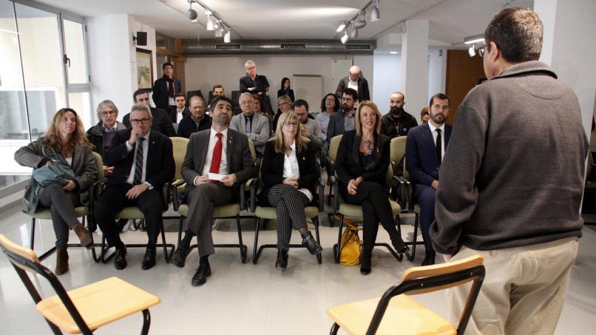 La primera fila d'autoritats, en la inauguració de la Mobile Week de la Ribera d'Ebre.