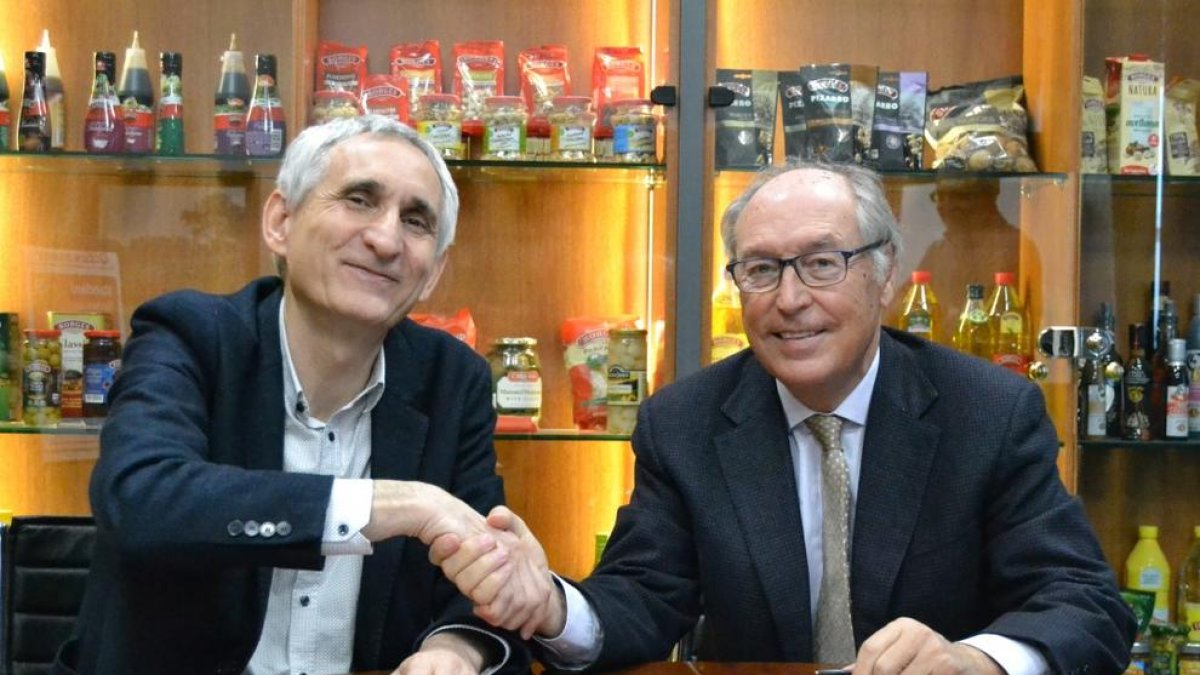 El director general de l'IRTA, Josep Usall, i el conseller delegat de Borges, Josep Pont, després de signar l'acord de col·laboració