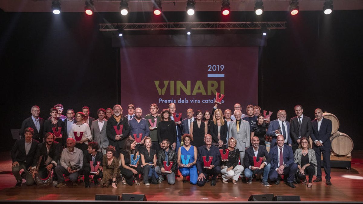 Foto de família dels guardonats de l'edició del 2019 dels Premis Vinari, celebrada a Vilafranca del Penedès.