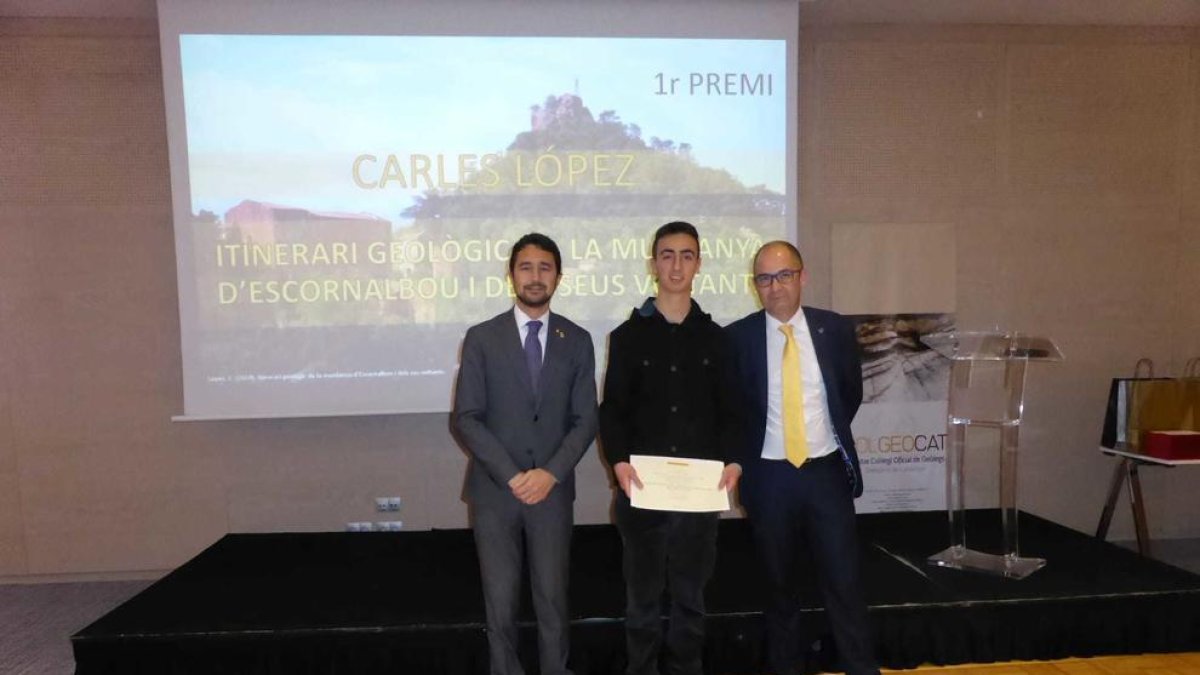 Carles López Rofes recogiendo el premio.