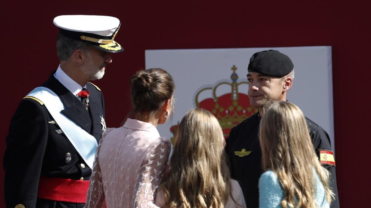 La familia real hablando con el paracaidista accidentado.