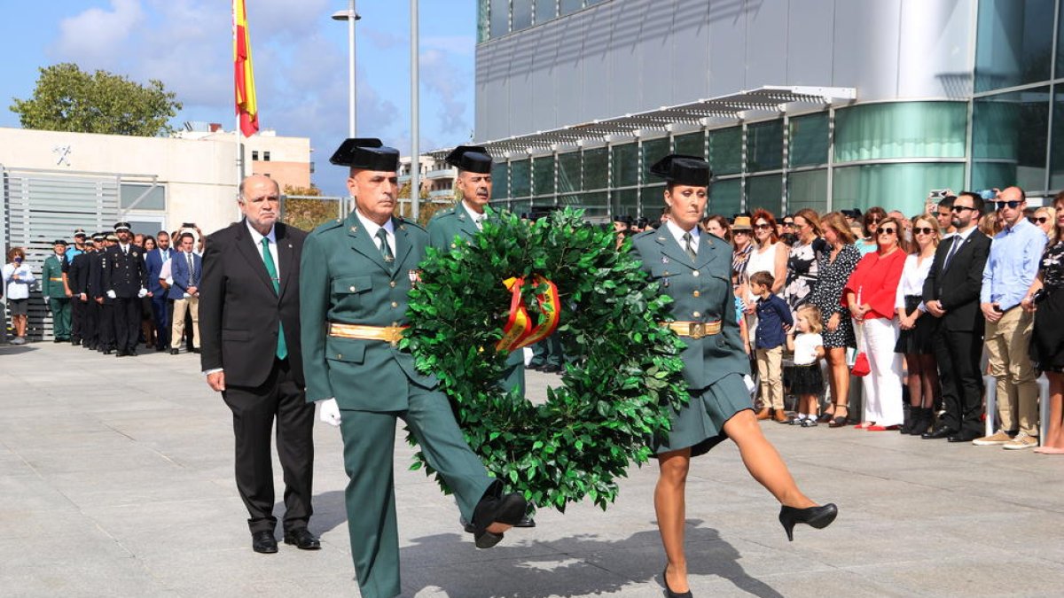 Agentes de la Guardia Civil de Tarragona y autoridades en la ofrenda floral en el acto institucional de la festividad del Pilar.