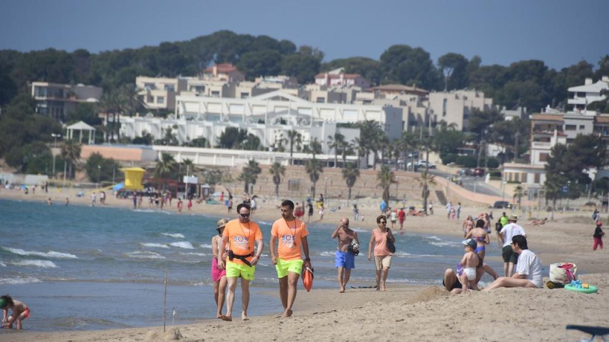 Dos socorristas en una de las playas de Torredembarra el pasado verano.