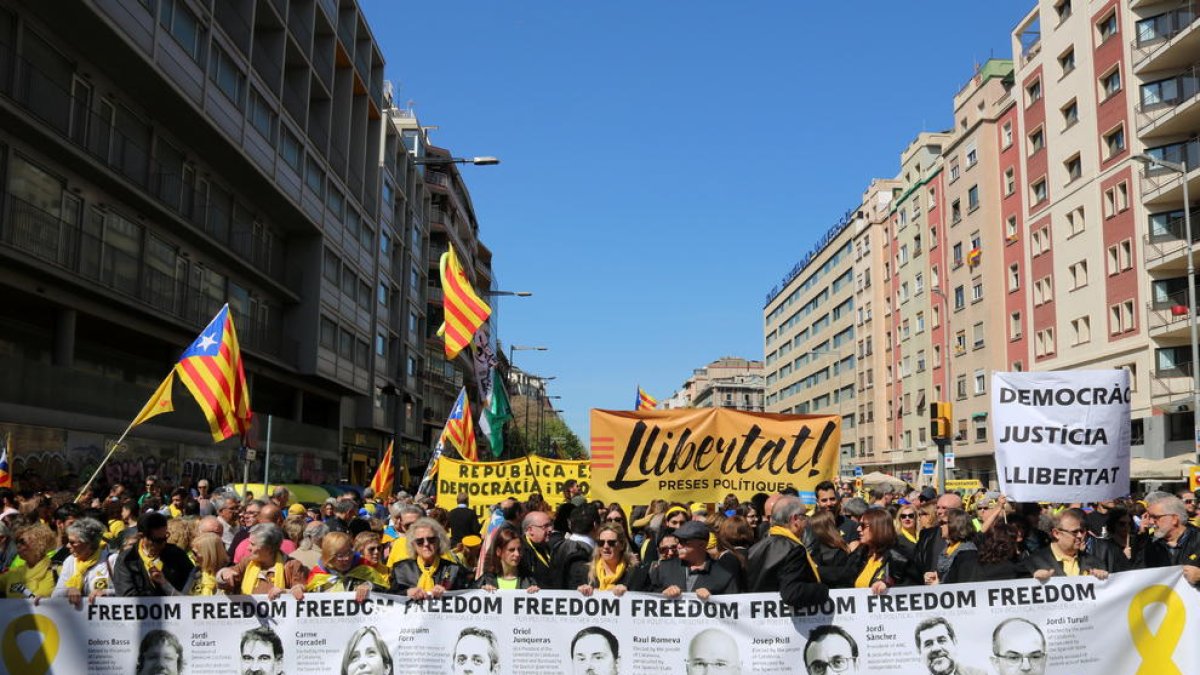 Pla general d'una de les pancartes exhibides a la manifestació de Democràcia i Convivència del 15 d'abril de 2018.