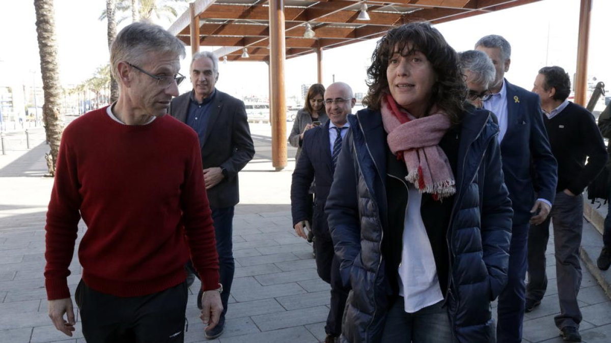 La consellera d'Agricultura, Teresa Jordà, conversant amb el president de la Confraria de Pescadors de Tarragona, Esteve Ortiz.