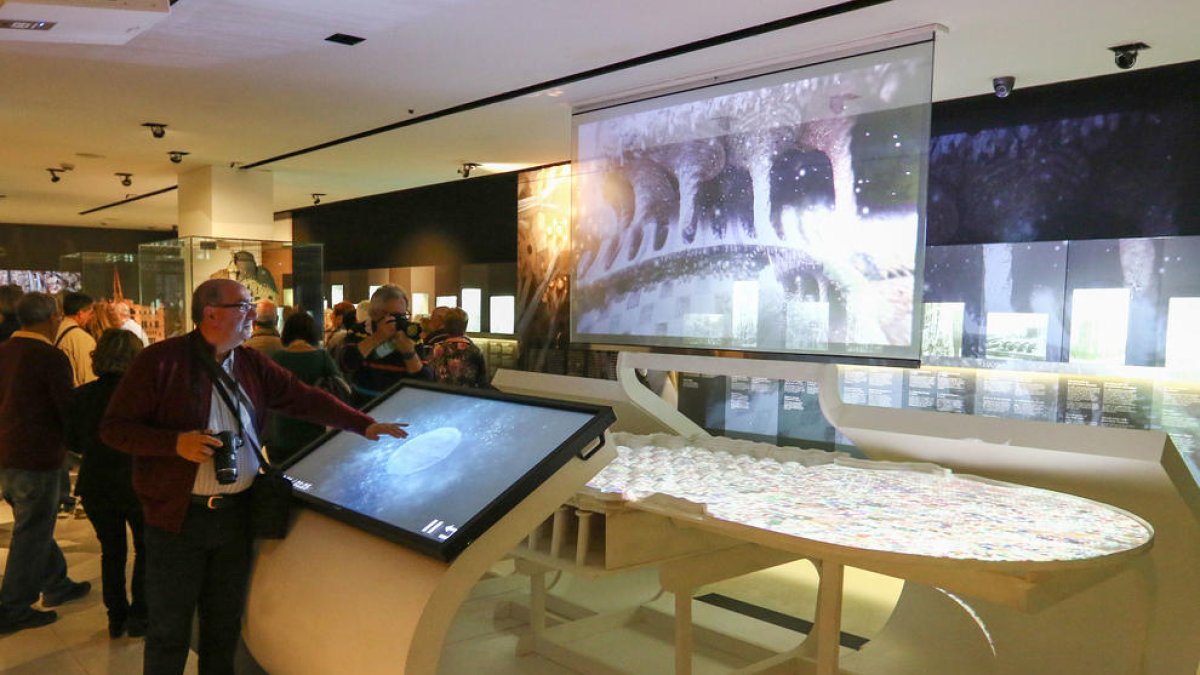 Un visitant del Gaudí Centre, a la nova instal·lació.