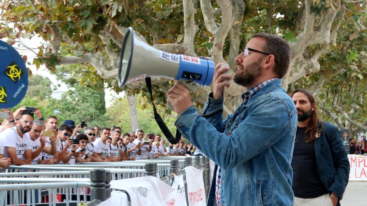 Pla mitjà del diputat de la CUP, Vidal Aragonès, parlant amb els treballadors de General Cable concentrats a les portes del Parlament, el 9 d'octubre del 2019.