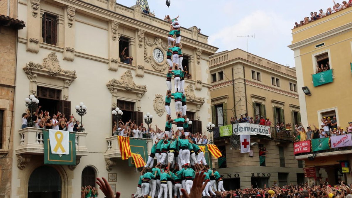 3 de 10 amb folre i manilles descarregat pels Castellers de Vilafranca a la diada castellera de Sant Fèlix de 2018.