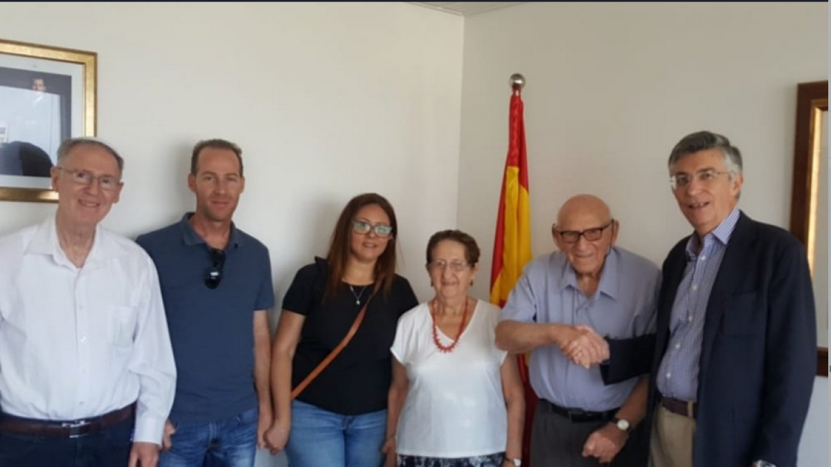 Ben Abir –segon per l'esquerra– donant la mà a l'ambaixador espanyol a Israel el 26 de juliol quan se li va comunicar la nacionalitat.