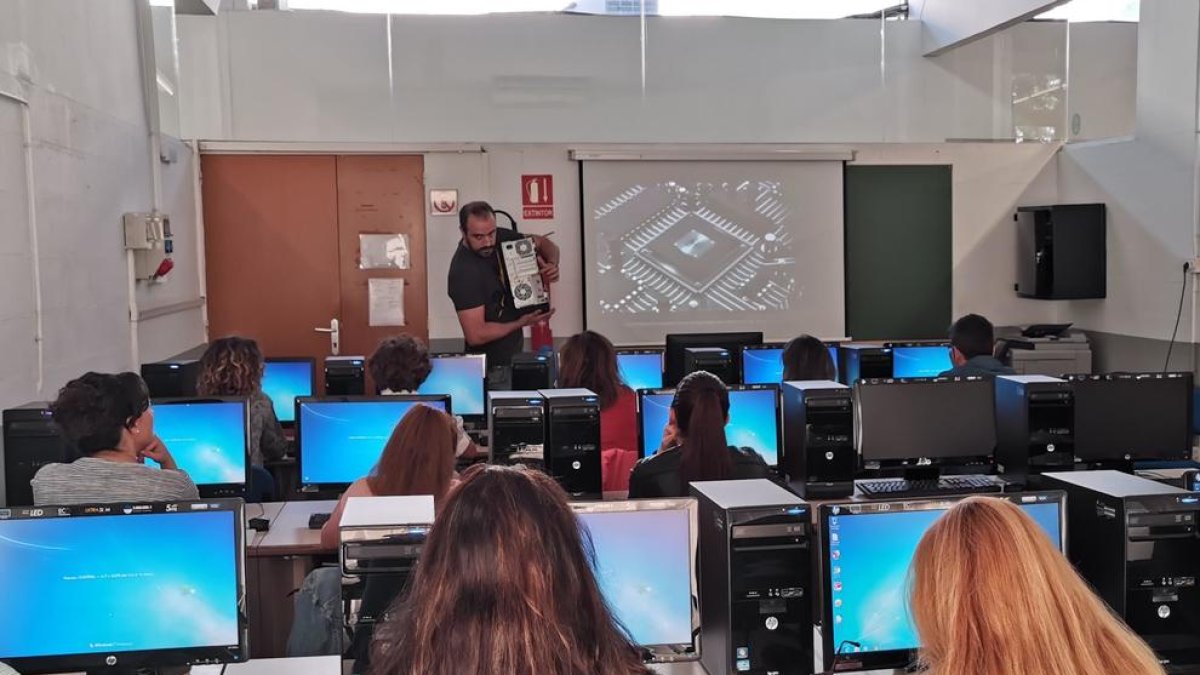 Les accions formatives a realitzar són de caràcter obligatori i es fan dins l'horari laboral.