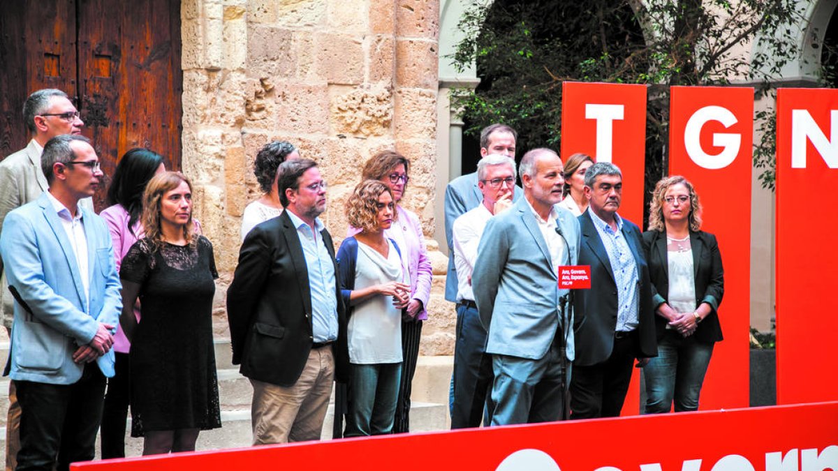 Els socialistes en la presentació de les candidatures de Tarragona pel Congrés i el Senat, en l'acte d'ahir al pati del Seminari.