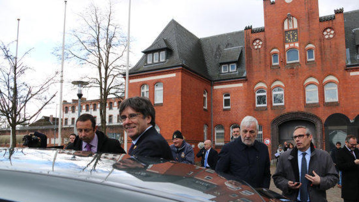 L'expresident Carles Puigdemont marxant després d'entrar a la presó de Neumünster quan es compleix un any de la seva detenció a Schleswig-Holstein, a Alemanya.