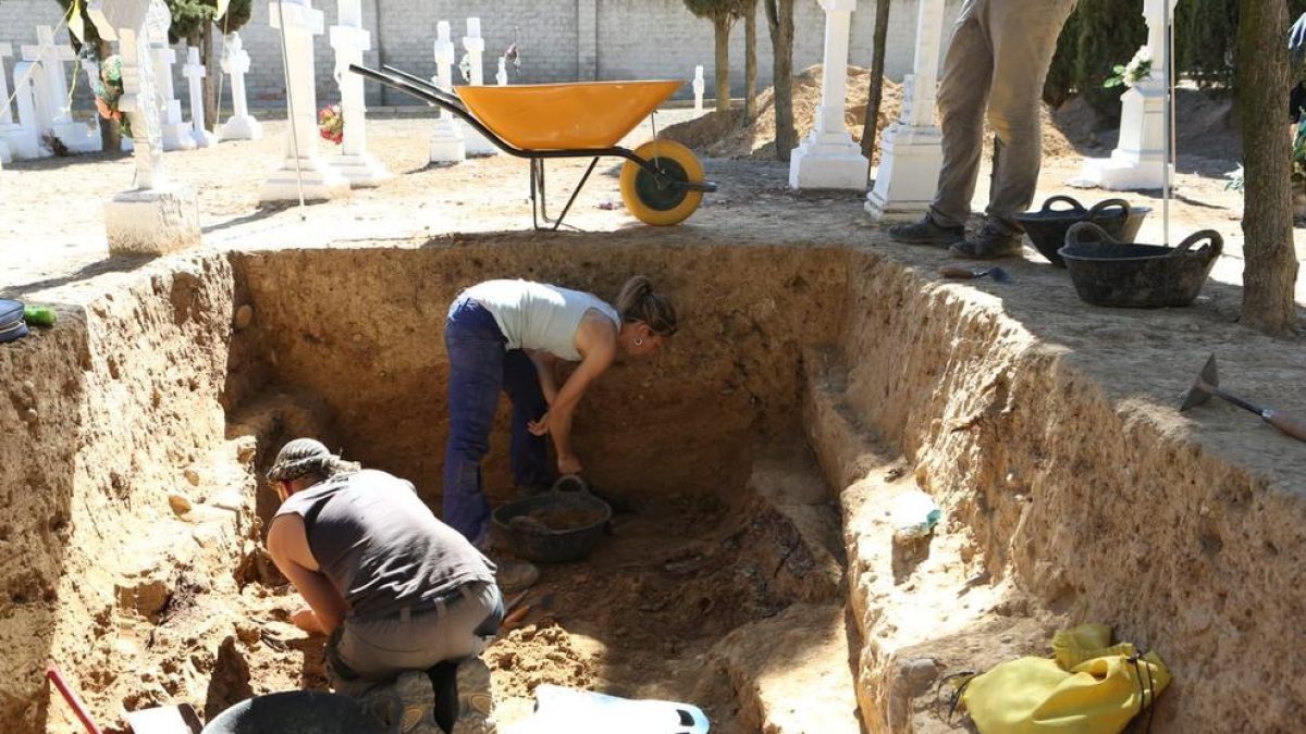 La primera actuación se ha empezado a hacer esta semana en el cementerio de Alguaire.