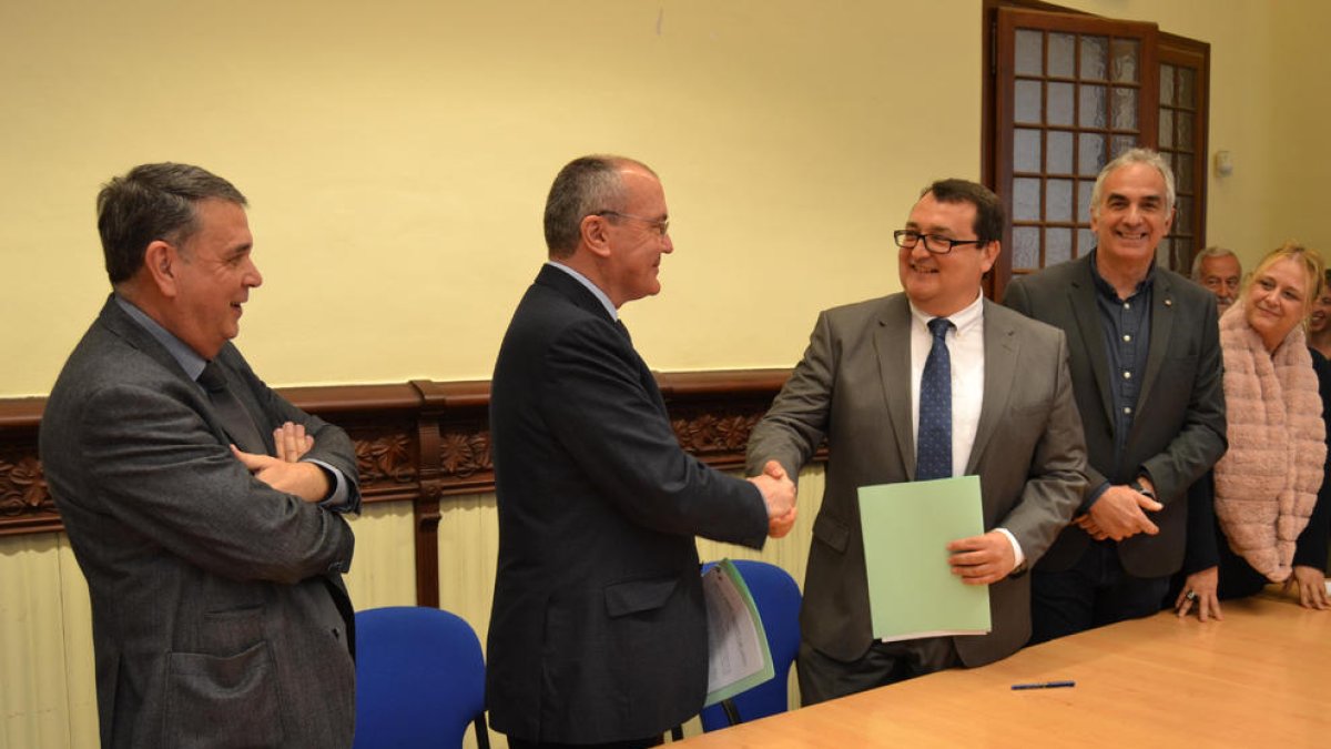 Imagen del acuerdo firmado para que la asociación de productores de vermú pase la sede social de Madrid a Reus.