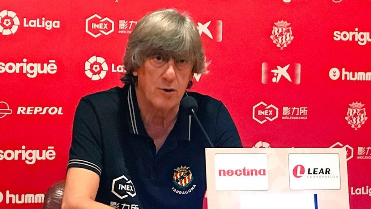 El técnico grana, Enrique Martín, durante la rueda de prensa de hoy.