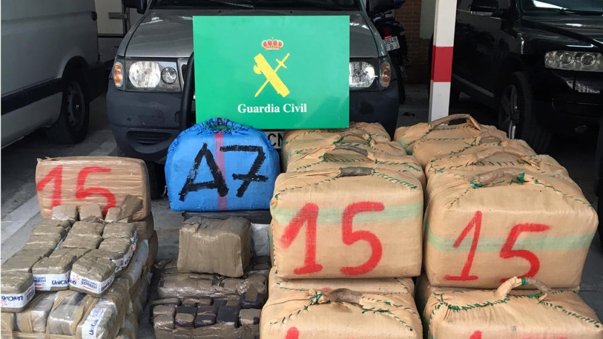 La Guardia Civil ha incautat 840 kilos de hachís durante la operación 'Despedido'.