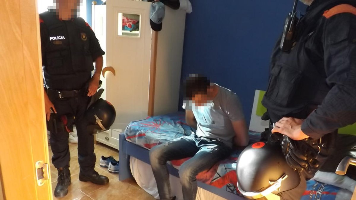 Los mossos realizaron siete entradas y cacheos en Tarragona, Salou, Cambrils y Mont-roig del Camp.