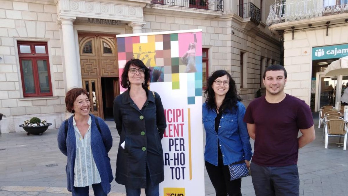 Pla general d'una roda de premsa de la CUP, amb la cap de llista i portaveu, Marta Llorens, al centre, davant l'Ajuntament de Reus. Imatge del 29 de maig del 2019