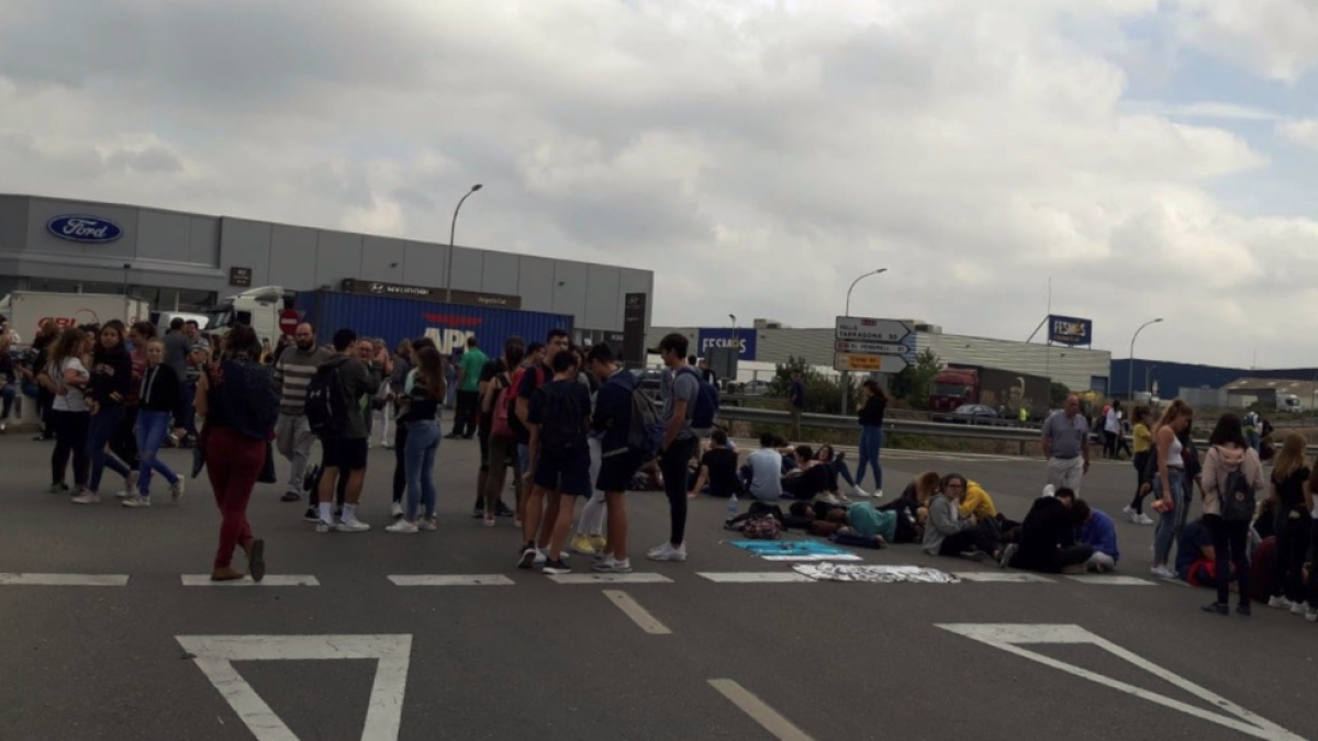 Imatge dels manifestants tallant la N-240 a Valls.