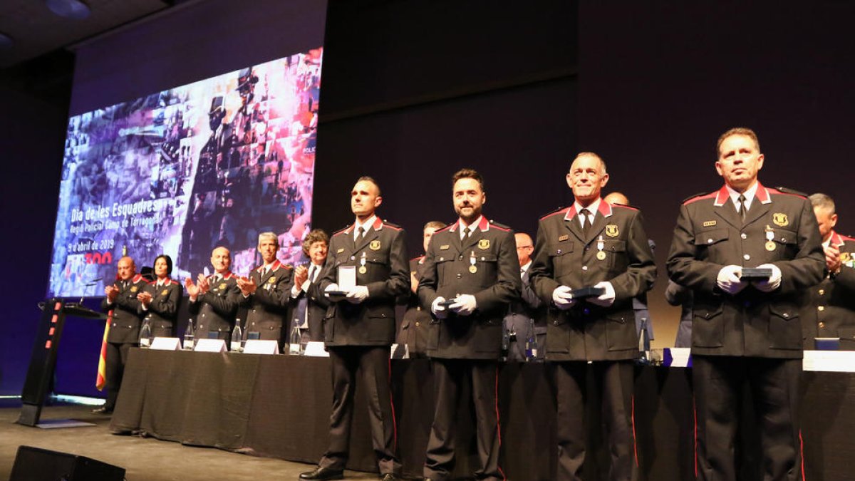 Momento de la entrega de medallas en el acto de celebración del Dia de les Esquadres de la Región Policial Camp de Tarragona.