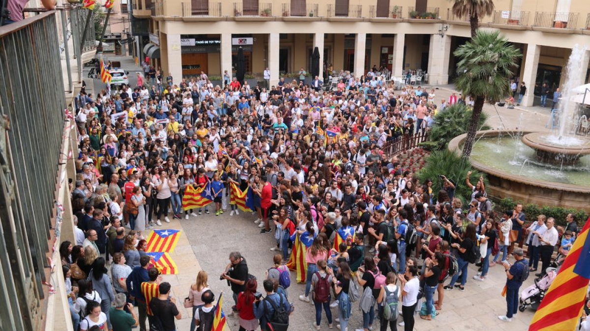 Plano picado de parte de los concentrados en la plaza del Ayuntamiento de Tortosa en la primera protesta contra la sentencia.