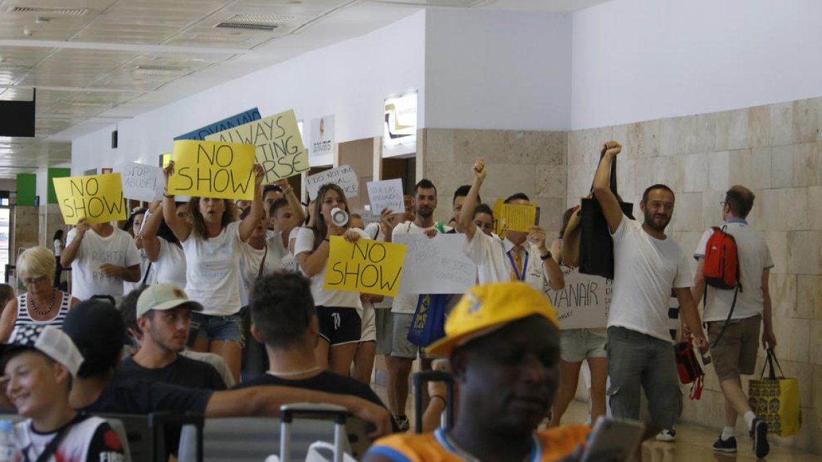 Plano abierto de los trabajadores de Ryanair manifestándose dentro de las instalaciones del Aeropuerto de Gerona-Costa Brava.