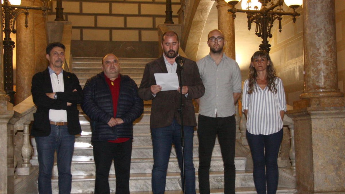 Plano general de los consejeros del equipo de gobierno del Ayuntamiento de Tarragona, durante la declaración institucional de rechazo a la sentencia.