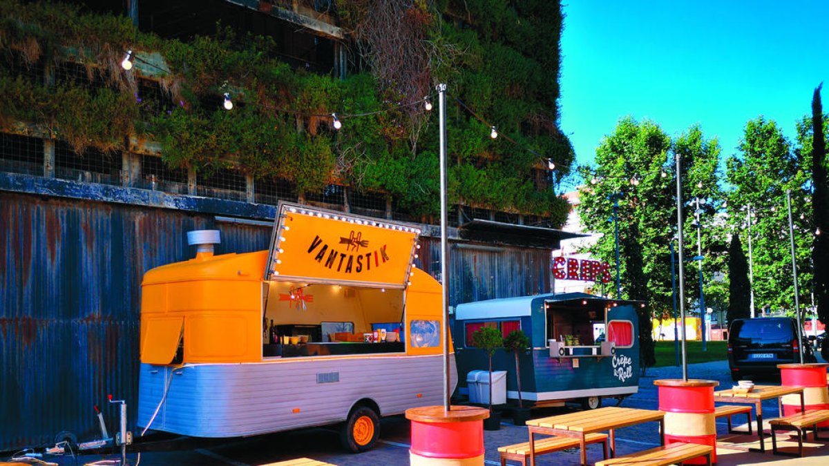 'Foodtrucks' aparcats, ahir, davant de la Tabacalera.