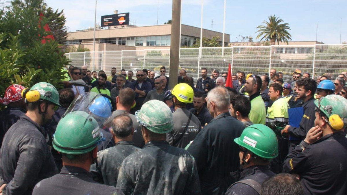 Plano medio de los trabajadores concentrados en las puertas de Repsol Petróleo, en La Pobla de Mafumet.