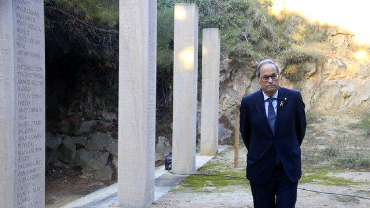 El presidente del Govern, Quim Torra, paseando en el Fossar de la Pedrera, en el cementerio de Montjuïc.