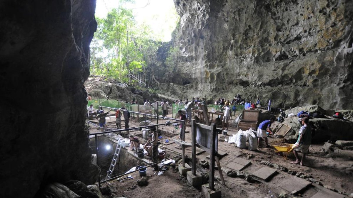 Excavacions a la cova de Callao, a Filipines. MNHN