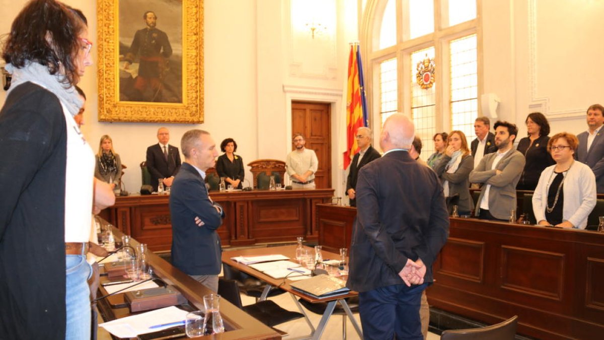 Pla general del ple extraordinari de l'Ajuntament de Reus i del minut de silenci