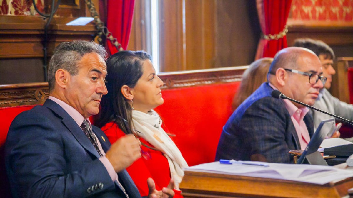 El exconcejal de Ciutadans Pedro Sánchez, en el banco del grupo mixto junto con Beatriz Pérez.