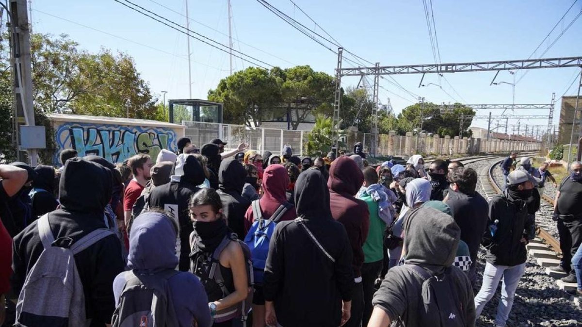 Manifestantes, en la estación