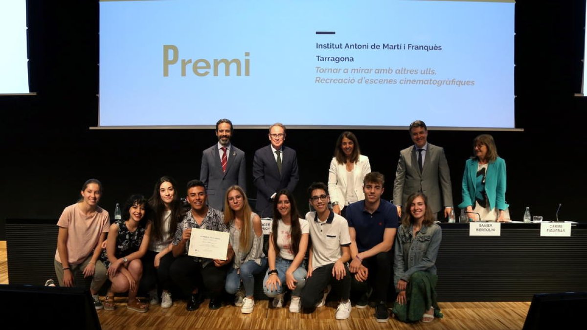 Els alumnes de l'Institut Antoni de Martí i Franquès durant l'entrega dels Premis.