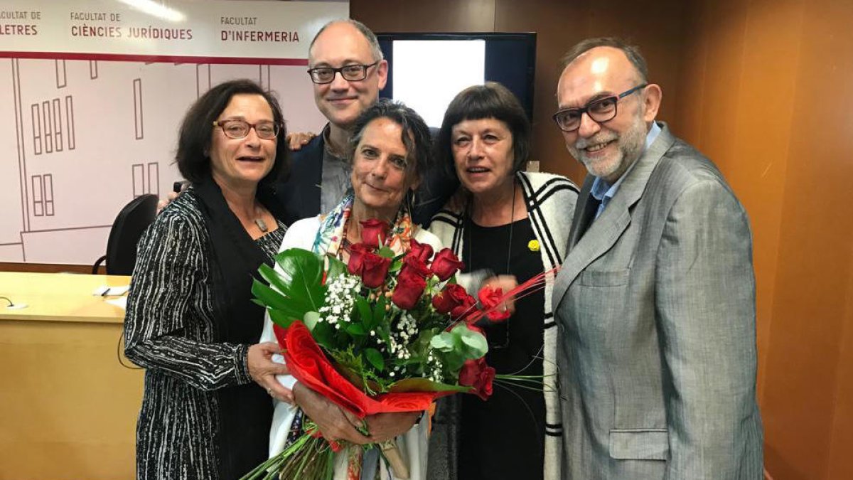 Joana Zaragoza, al centre, amb Montserrat Duch, Jesús Carruesco, Montserrat Palau i Joan Josep Pujadas.