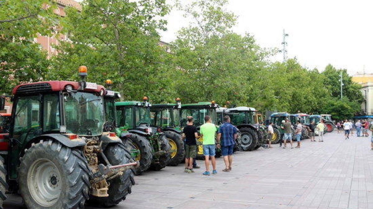 Imatge de tractors aparcats a la Rambla de Sant Francesc de Vilafranca del Penedès aquest 16 d'agost.