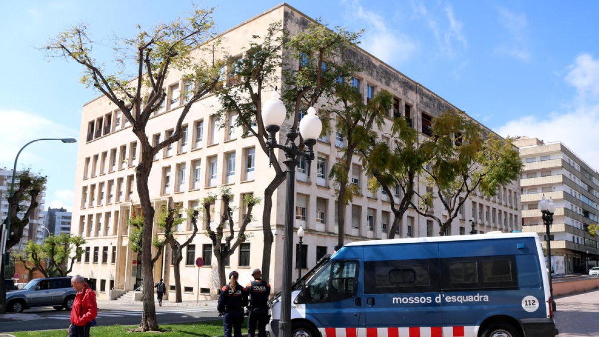 Un furgón de los Mossos d'Esquadra delante de la Audiencia provincial de Tarragona.