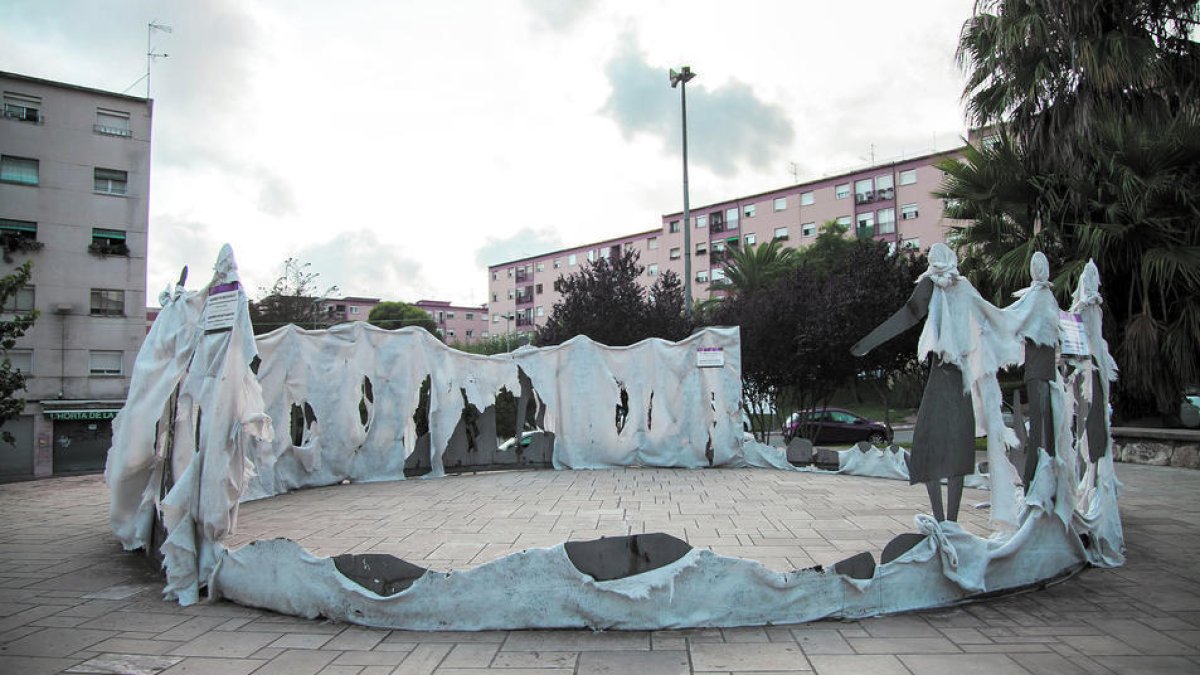 Aspecto del estropeado monumento de la Sardana en el barrio de Sant Pere i Sant Pau de Tarragona.