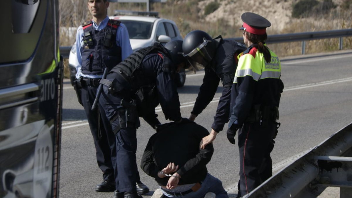 Momento de la detención del estudiante de la URV en Tarragona.