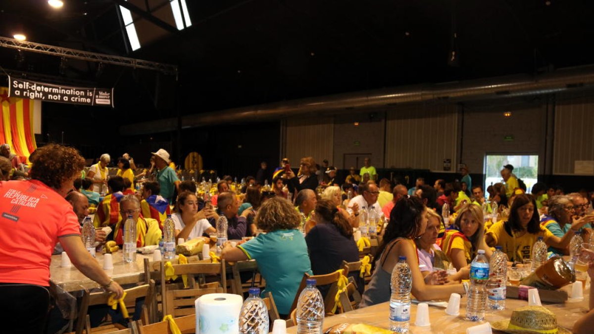 Plano medio de los participantes cenando en Martorell.