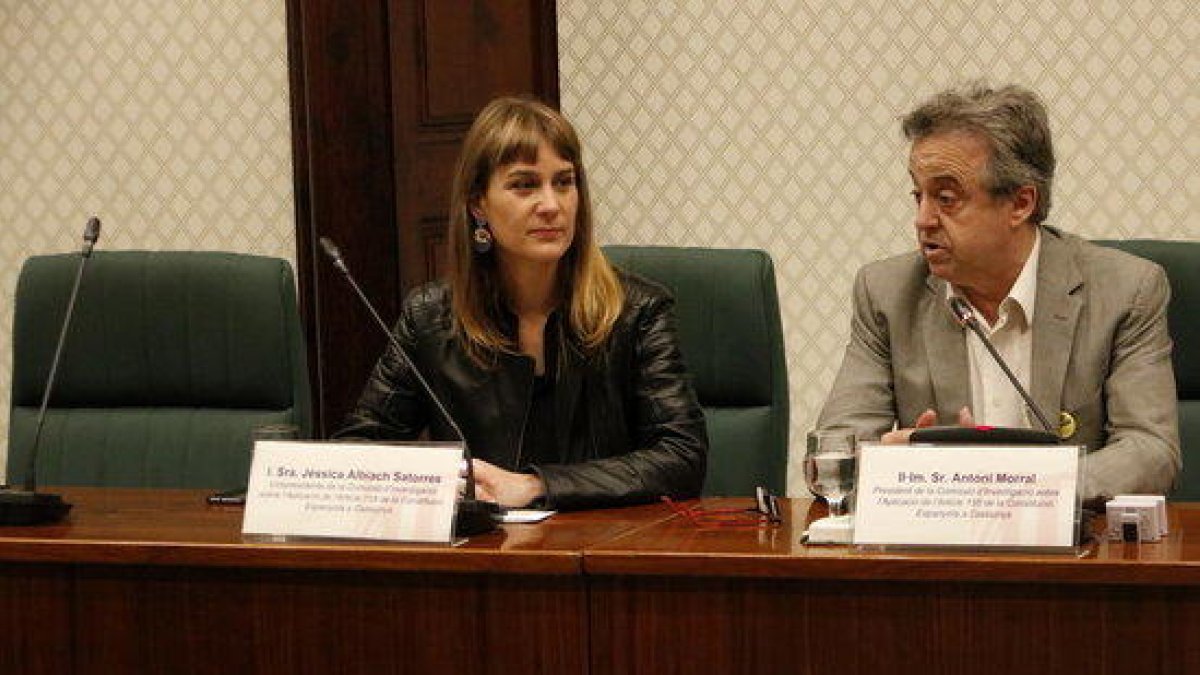 El presidente de la comisión de investigación del 155, Antoni Morral, con la presidenta del grupo CatECP, Jéssica Albiach, al lado y una silla vacía este 13 de junio.