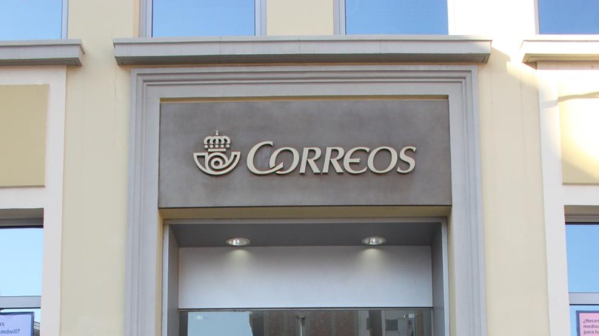 Imatge del grup d'empleats de l'oficina de Correos de Tarragona que han portat a terme aquesta iniciativa amb el reconeixement.
